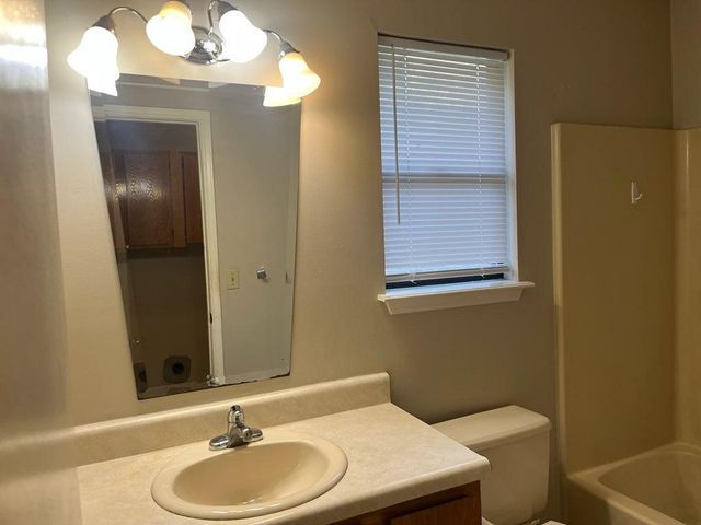 2722 N Barcelona Avenue, Fayetteville, AR 72703
