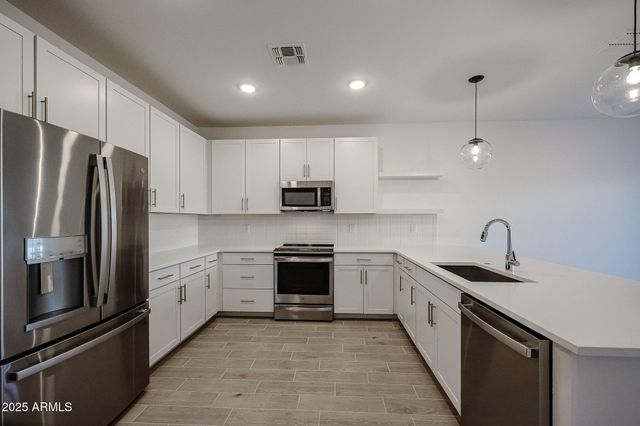 7986 W FRIER Drive, Glendale, AZ 85303