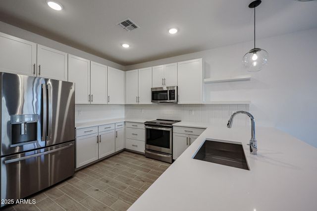 7986 W FRIER Drive, Glendale, AZ 85303