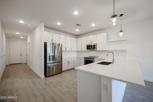 7986 W FRIER Drive, Glendale, AZ 85303