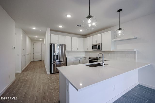 7986 W FRIER Drive, Glendale, AZ 85303