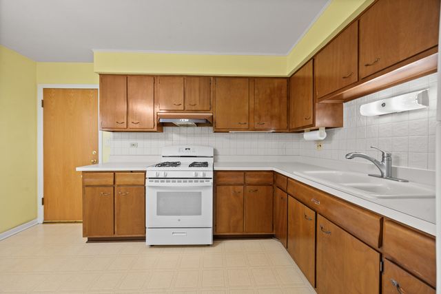 10710 W Cermak Road 2W, Westchester, IL 60154
