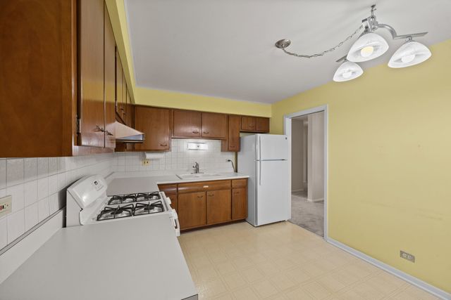 10710 W Cermak Road 2W, Westchester, IL 60154
