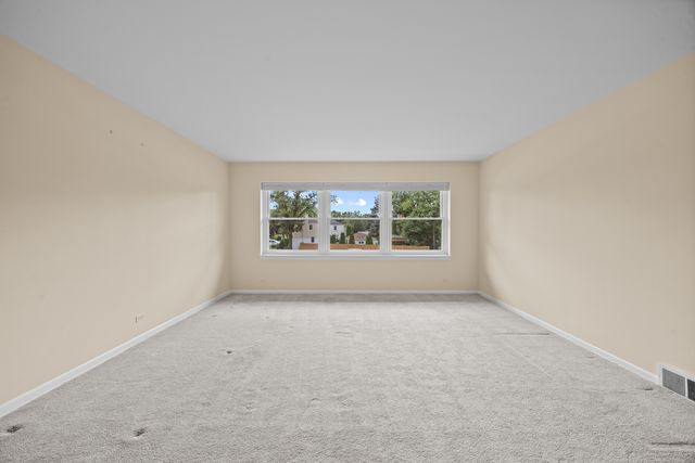 10710 W Cermak Road 2W, Westchester, IL 60154