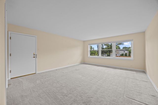 10710 W Cermak Road 2W, Westchester, IL 60154