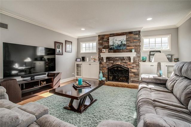 8016 N Flora Avenue, Kansas City, MO 64118