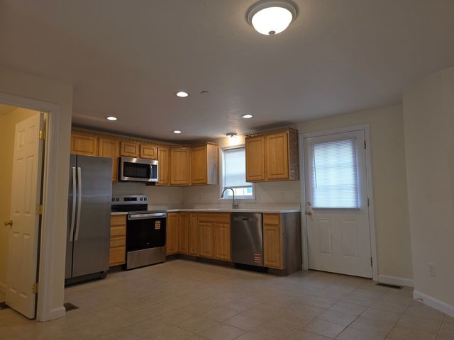 958 Warren Ave 8, Brockton, MA 02301