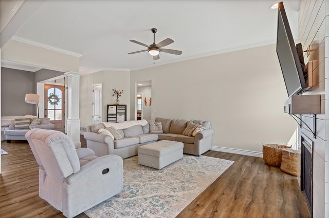 1104 SHADOW HAWK CT, Columbia, MO 65201