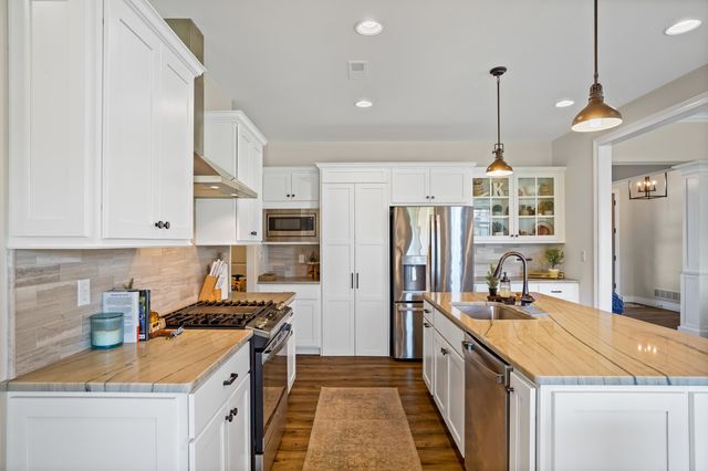 1104 SHADOW HAWK CT, Columbia, MO 65201