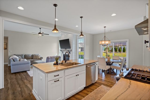 1104 SHADOW HAWK CT, Columbia, MO 65201