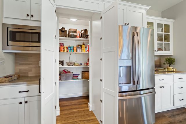 1104 SHADOW HAWK CT, Columbia, MO 65201