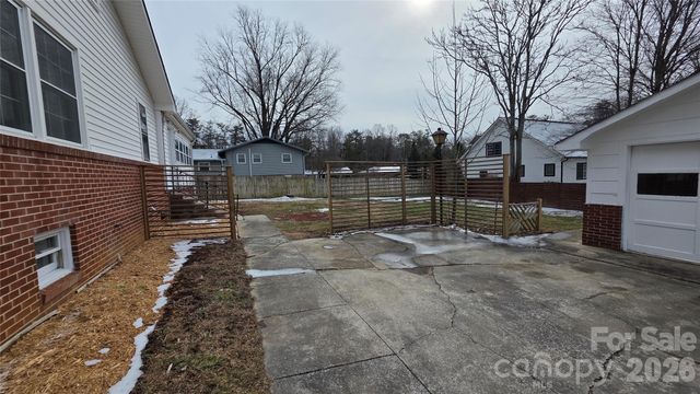 1627 Greenville Highway, Hendersonville, NC 28792
