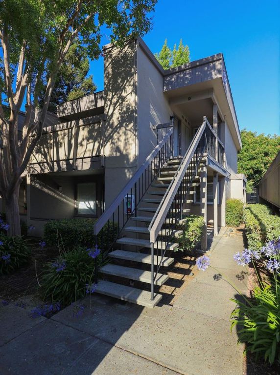 Image 13 of property listing at 841 W California Avenue D, Sunnyvale, CA 94086