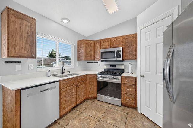 2432 W 1915 N, Clinton, UT 84015
