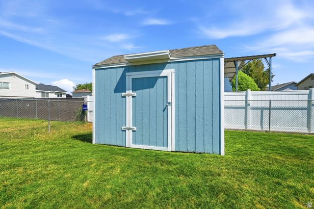 2432 W 1915 N, Clinton, UT 84015