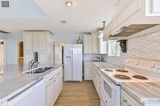 1578 Railroad Avenue, San Leon, TX 77539