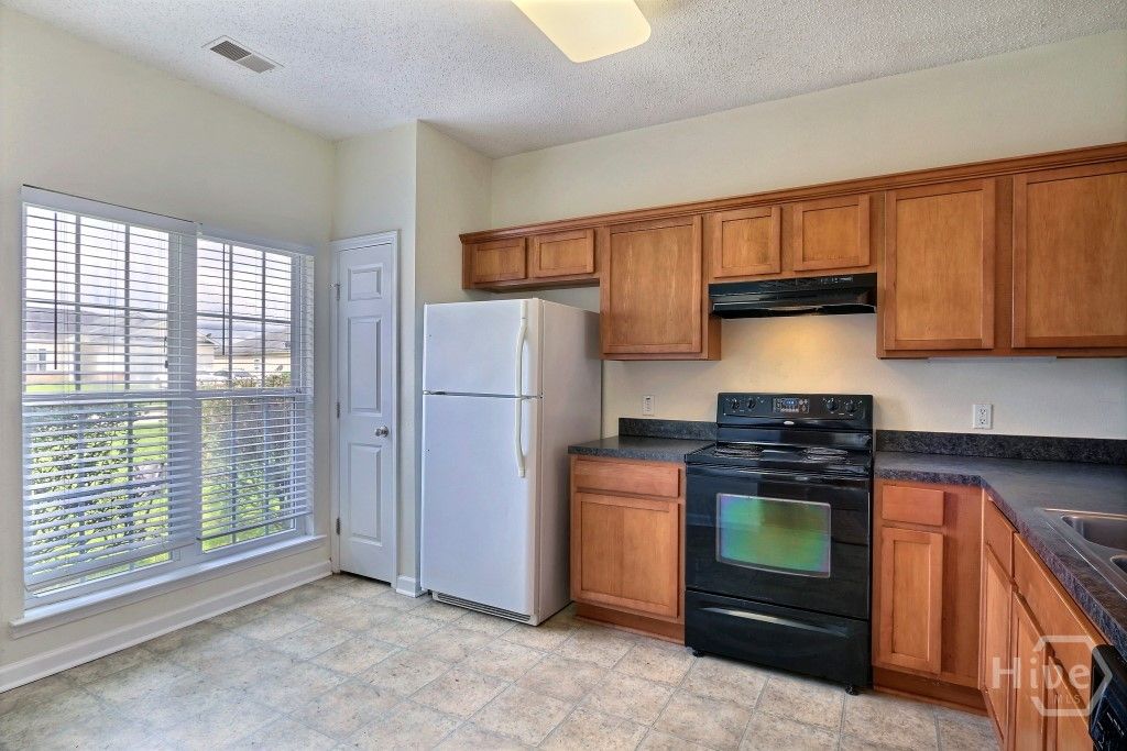 Image 10 of property listing at 20 Evergreen Oak Drive, Richmond Hill, GA 31324