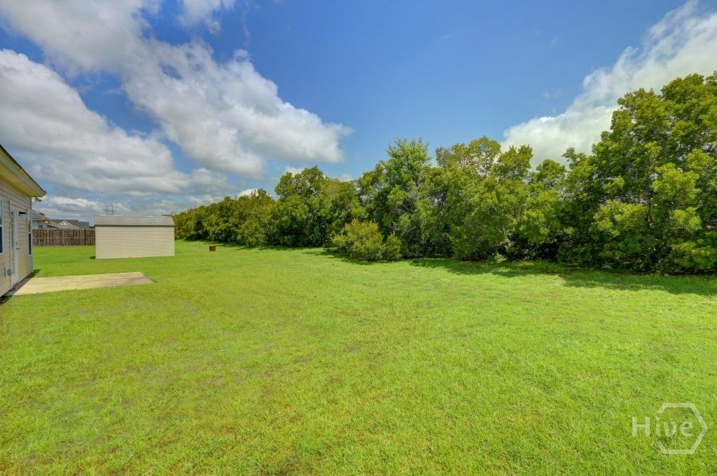 Image 8 of property listing at 20 Evergreen Oak Drive, Richmond Hill, GA 31324