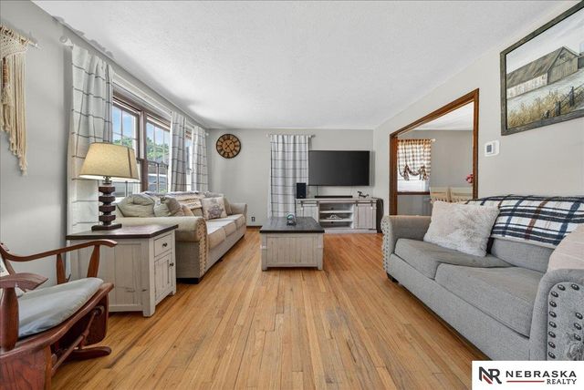 810 Smith Circle, Papillion, NE 68046