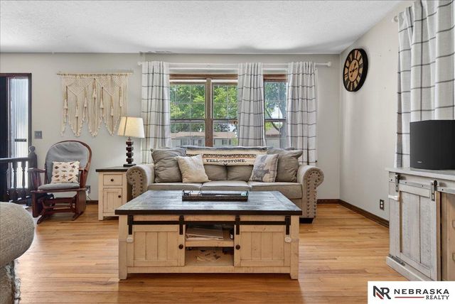 810 Smith Circle, Papillion, NE 68046