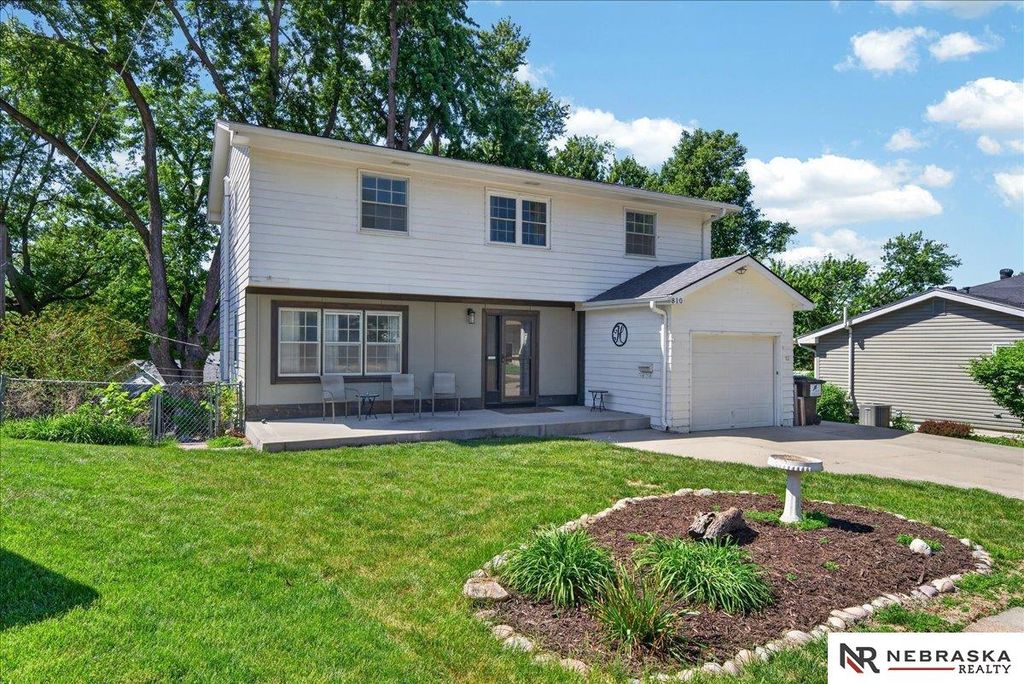 810 Smith Circle, Papillion, NE 68046