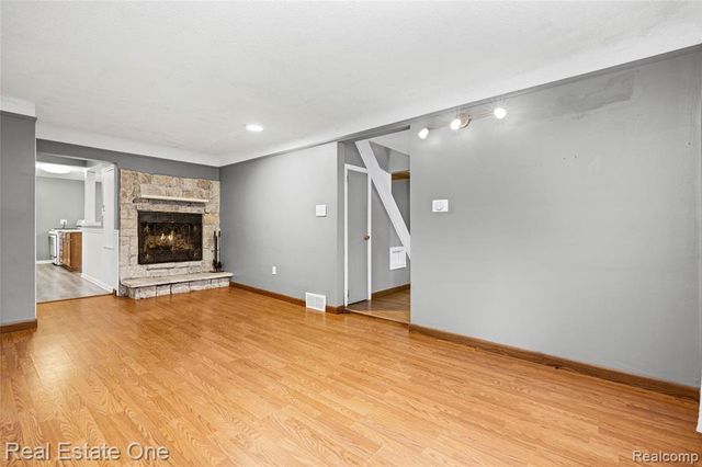 8643 Hibbing Street, Commerce Twp, MI 48382