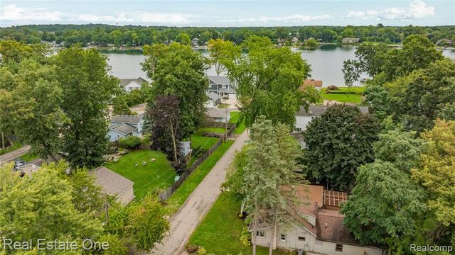 8643 Hibbing Street, Commerce Twp, MI 48382