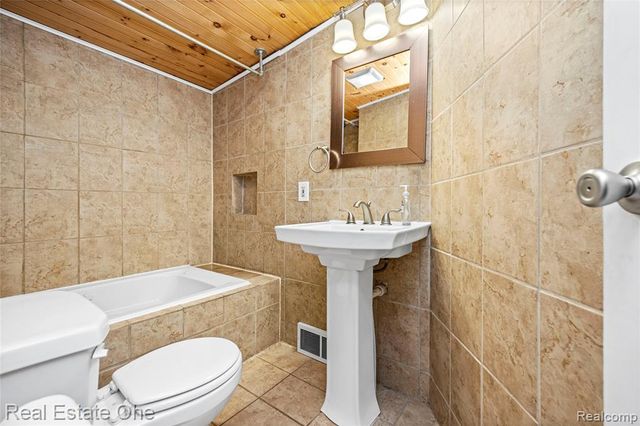 8643 Hibbing Street, Commerce Twp, MI 48382