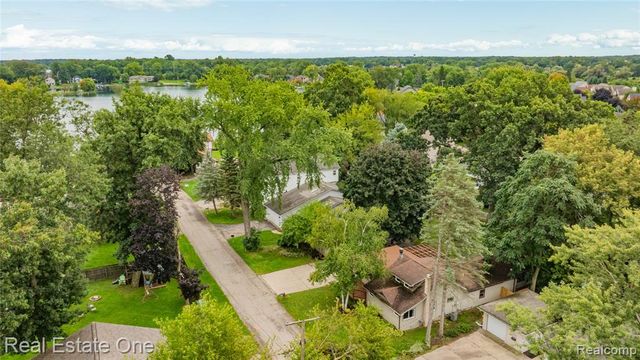 8643 Hibbing Street, Commerce Twp, MI 48382