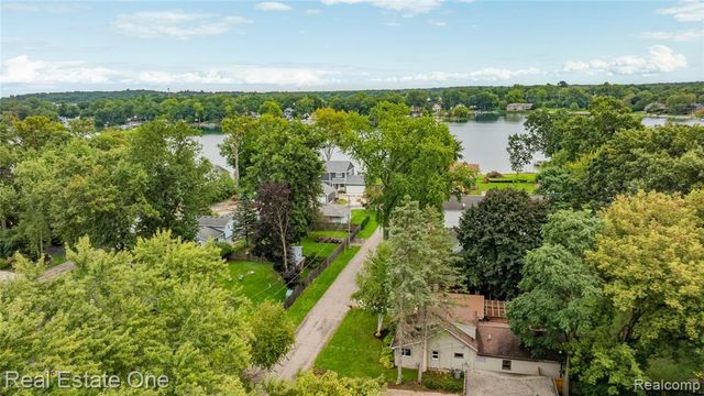 8643 Hibbing Street, Commerce Twp, MI 48382