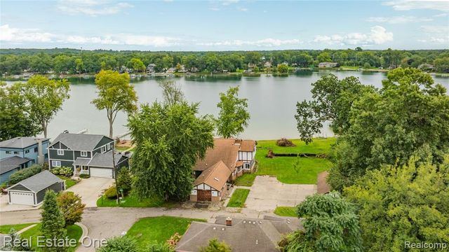 8643 Hibbing Street, Commerce Twp, MI 48382