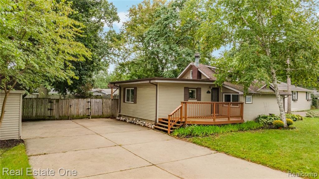 8643 Hibbing Street, Commerce Twp, MI 48382