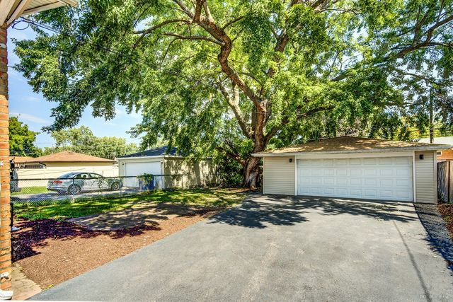 14425 Tripp Avenue, Midlothian, IL 60445