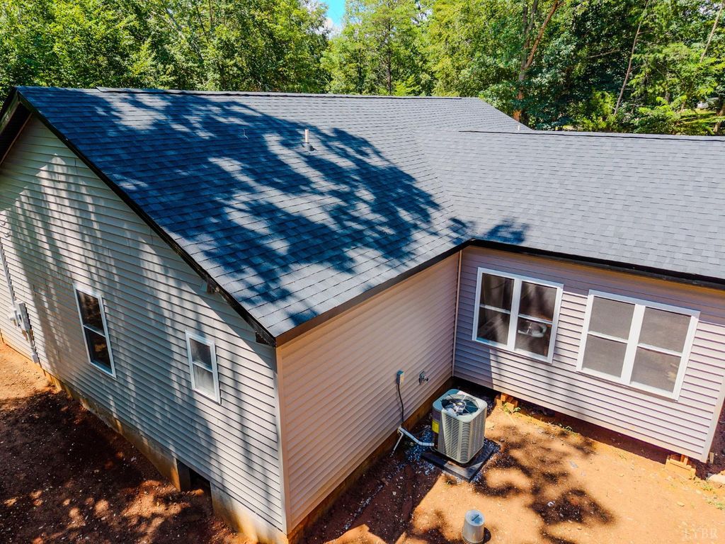 Image 5 of property listing at 109 Tosh Lane, Goodview, VA 24095