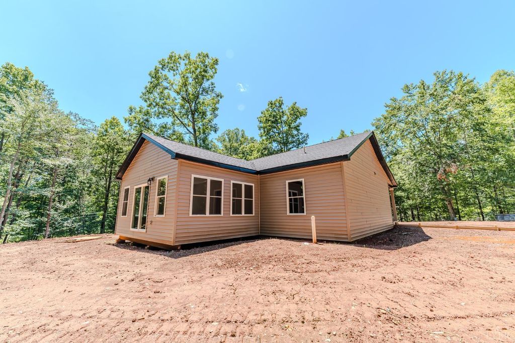 Image 6 of property listing at 109 Tosh Lane, Goodview, VA 24095