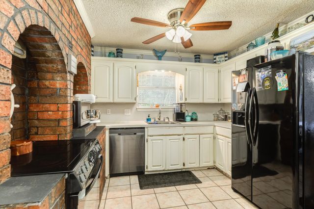 126 Catalpa Street, Lake Jackson, TX 77566