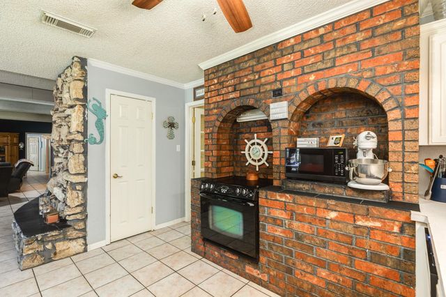 126 Catalpa Street, Lake Jackson, TX 77566