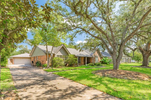 126 Catalpa Street, Lake Jackson, TX 77566