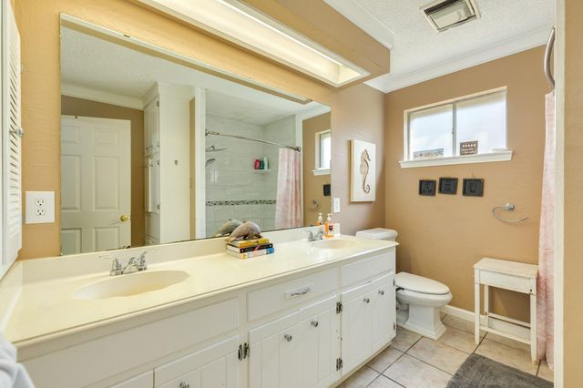 126 Catalpa Street, Lake Jackson, TX 77566