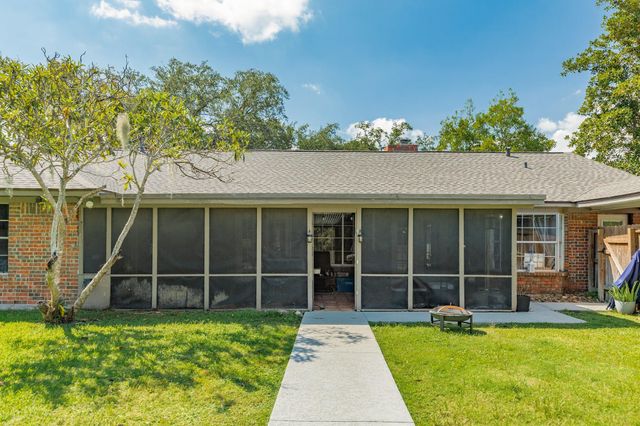 126 Catalpa Street, Lake Jackson, TX 77566