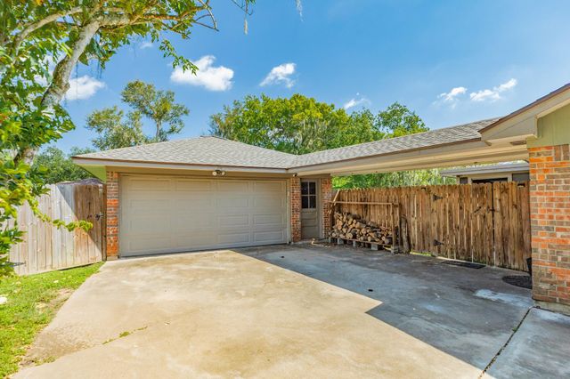 126 Catalpa Street, Lake Jackson, TX 77566