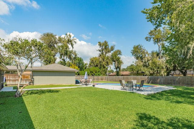 126 Catalpa Street, Lake Jackson, TX 77566