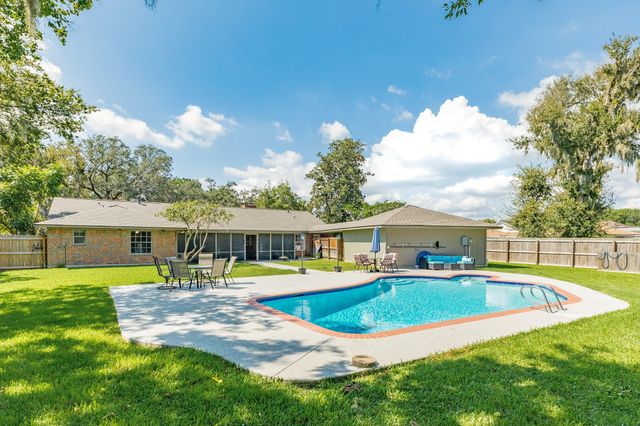 126 Catalpa Street, Lake Jackson, TX 77566