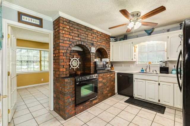 126 Catalpa Street, Lake Jackson, TX 77566