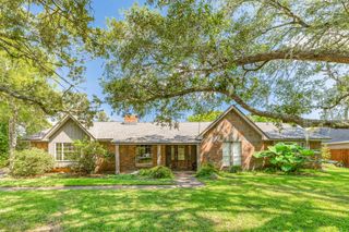 126 Catalpa Street, Lake Jackson, TX 77566