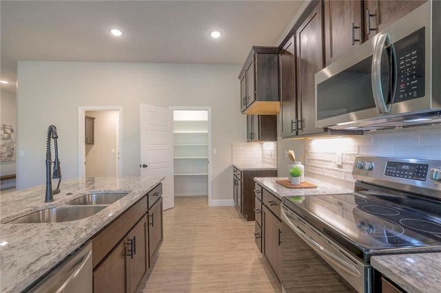 1640 N 157th Lane, Basehor, KS 66007