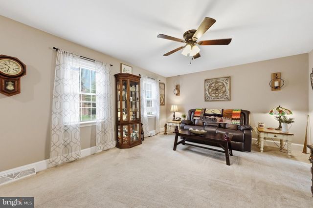 2 SWEET BRIAR LN, Hagerstown, MD 21742