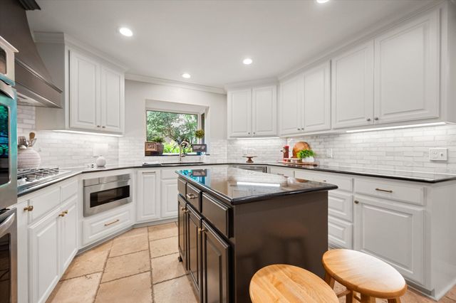 907 Loch Lomond Drive, Arlington, TX 76012