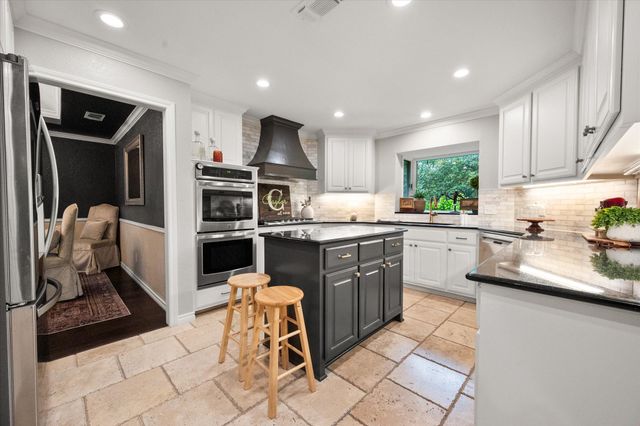 907 Loch Lomond Drive, Arlington, TX 76012