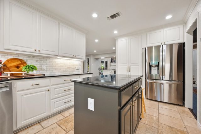 907 Loch Lomond Drive, Arlington, TX 76012